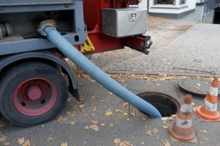 Cleaning of the feces tank of a mobile sanitary container